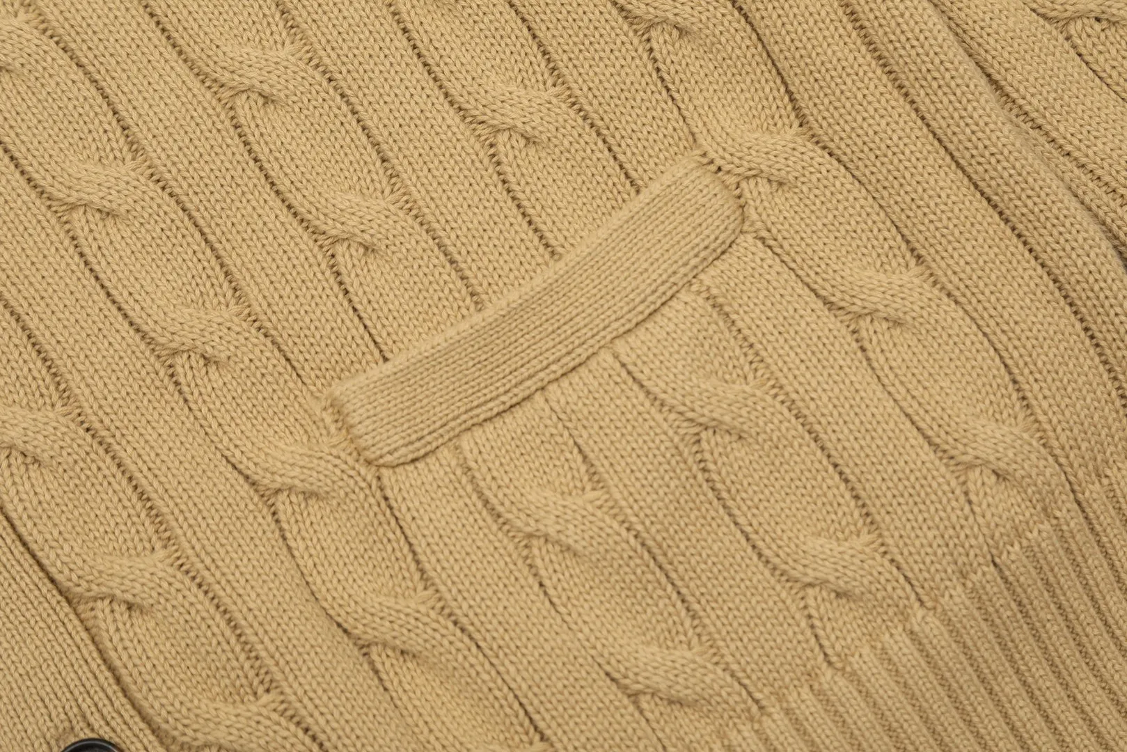 P270 Top quality" Style number: DS013# [Ralph Lauren V-neck solid color pony embroidered logo twist knitted cardigan] ✅Ralph Lauren classic basic versatile all-season couple knitted cardigan jacket ✅Main supplier platform live broadcast Wholesale entities will be replenished if out of stock, will not be removed from the shelves ✅ZP quality 1:1 version Scan the code to enter the GF website Counter quality ✅Detailed quality The only one in Guangzhou Imported quality cotton yarn, focusing on high-end Needless to say, cost-effective and good quality. ✅The version is restored to the original size. The maximum size can be worn up to 200 pounds. Loose, comfortable and stress-free. ✅The upper body is simple and easy to match. A must-have for ootd. Good-looking clothes are never picky. A must-have for men and women with the same style. Recommended for couples. Size: S-XL. Color: black, navy, off-white, gray, light blue, khaki.